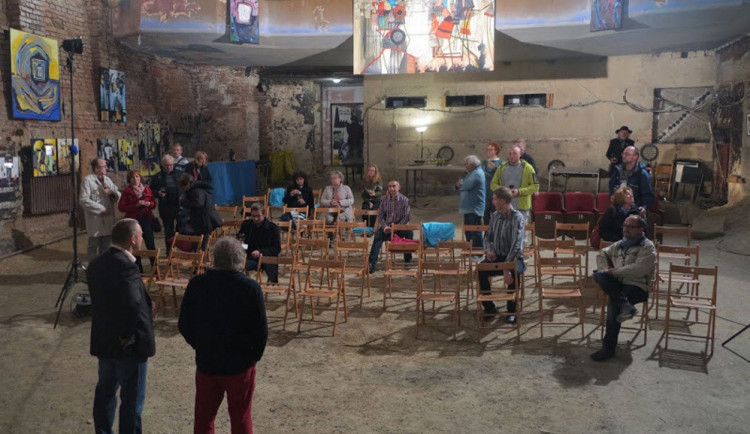 Budou pořád chodit po hliněné podlaze? Kino Varšava pořádá třetí benefiční večer