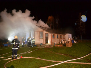 Požár chatky v Horní Libchavě zaměstnal profesionální i dobrovolné hasiče
