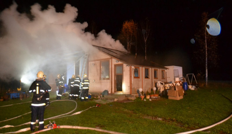 Požár chatky v Horní Libchavě zaměstnal profesionální i dobrovolné hasiče.