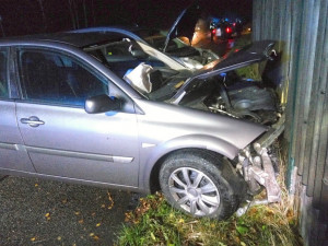 FOTO: Nehody na náledí. Zraněnou ženu museli z auta vystříhat hasiči