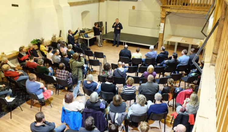 Setkání v pivovaru.