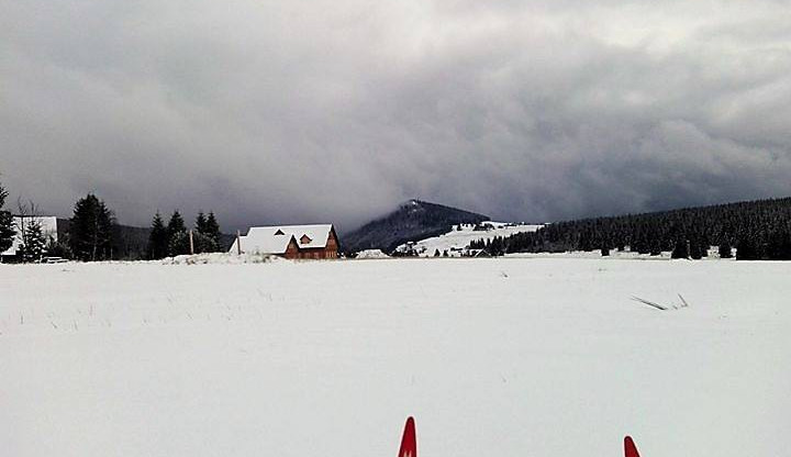 Na běžky v Jizerských horách vyrazili první nadšenci.
