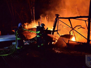 FOTO: Na česko-polské hranici hořela chatka. Požár zaměstnal i liberecké hasiče