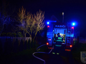Na česko-polské hranici hořela chatka. Požár zaměstnal i liberecké hasiče.