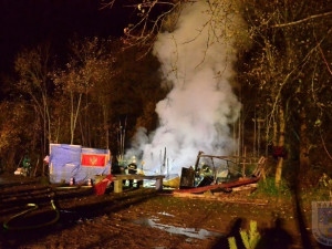 Na česko-polské hranici hořela chatka. Požár zaměstnal i liberecké hasiče.
