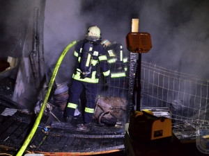 Na česko-polské hranici hořela chatka. Požár zaměstnal i liberecké hasiče.