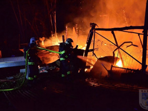 Na česko-polské hranici hořela chatka. Požár zaměstnal i liberecké hasiče.