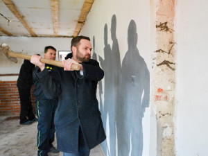 V Krásné Studánce vyroste nová zbrojnice. Demolice staré budovy začala tento týden.