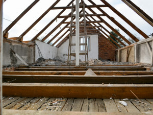 V Krásné Studánce vyroste nová zbrojnice. Demolice staré budovy začala tento týden.