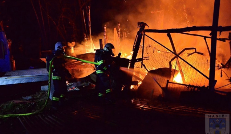 Na česko-polské hranici hořela chatka. Požár zaměstnal i liberecké hasiče.
