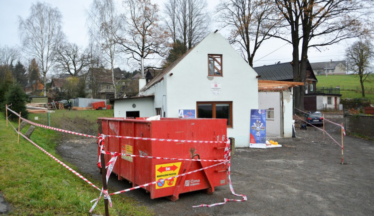 V Krásné Studánce vyroste nová zbrojnice. Demolice staré budovy začala tento týden.