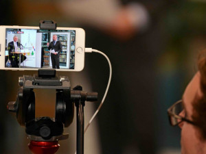 Debata prezidentských kandidát přilákala do knihovny několik stovek Liberečanů.