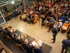 Debata prezidentských kandidát přilákala do knihovny několik stovek Liberečanů.