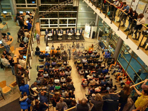 Debata prezidentských kandidát přilákala do knihovny několik stovek Liberečanů.