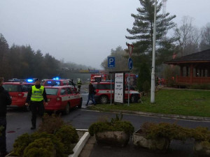 Vyhlášenou kolibu 4 Kameny u dálnice ve směru na Prahu zachvátil rozsáhlý požár.