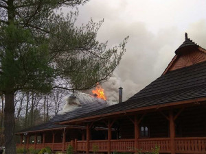Vyhlášenou kolibu 4 Kameny u dálnice ve směru na Prahu zachvátil rozsáhlý požár.