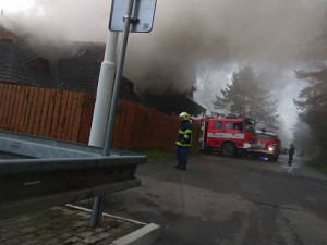 Vyhlášenou kolibu 4 Kameny u dálnice ve směru na Prahu zachvátil rozsáhlý požár.