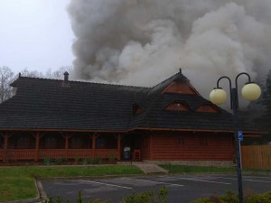 Vyhlášenou kolibu 4 Kameny u dálnice ve směru na Prahu zachvátil rozsáhlý požár.