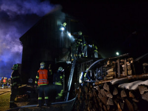 Po požáru Šámalovy chaty v Bedřichově zůstaly škody za milion korun.