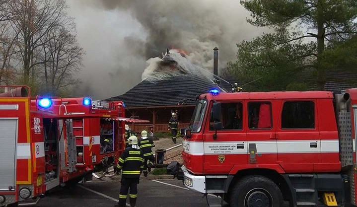 Vyhlášenou kolibu 4 Kameny u dálnice ve směru na Prahu zachvátil rozsáhlý požár.