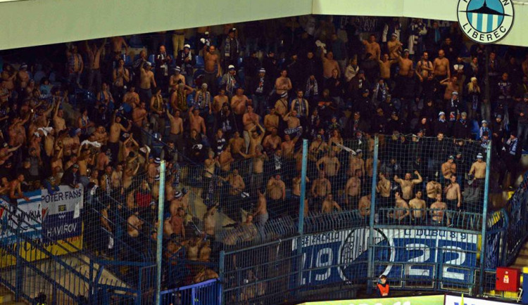 Fanoušci Baníku Ostrava na stadionu U Nisy.