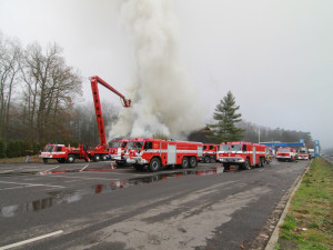 Z koliby 4 Kameny zbylo jen ohořelé torzo. Škoda je 30 milionů, požár způsobily zase v komíně.