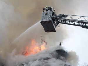 Z koliby 4 Kameny zbylo jen ohořelé torzo. Škoda je 30 milionů, požár způsobily zase v komíně.
