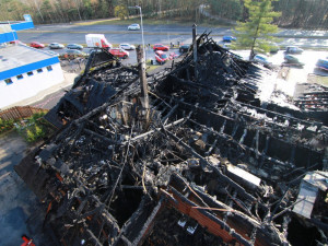 Z koliby 4 Kameny zbylo jen ohořelé torzo. Škoda je 30 milionů, požár způsobily zase v komíně.
