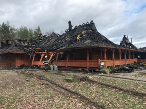 Z koliby 4 Kameny zbylo jen ohořelé torzo. Škoda je 30 milionů, požár způsobily zase v komíně.
