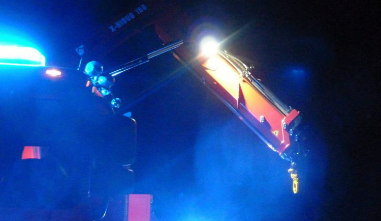 Kuriózní zásah hrádeckých hasičů. V kontejneru na elektro hledali pípající alarm, který rušil okolí.