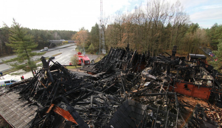 Z koliby 4 Kameny zbylo jen ohořelé torzo. Škoda je 30 milionů, požár způsobily zase v komíně.