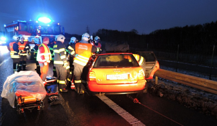FOTO: Vážná dopravní nehoda zastavila provoz na frekventované silnici u Václavic
