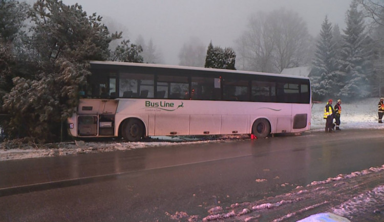 FOTO: Řidič autobusu zabránil střetu tím, že strhl řízení do zahrady. Nikomu z cestujících se nic nestalo