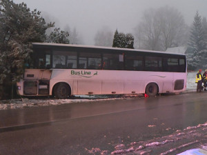 FOTO: Řidič autobusu zabránil střetu tím, že strhl řízení do zahrady. Nikomu z cestujících se nic nestalo