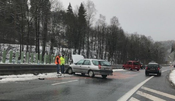 V noci v horách připadlo až 10 centimetrů sněhu, dopravu blokuje několik nehod.