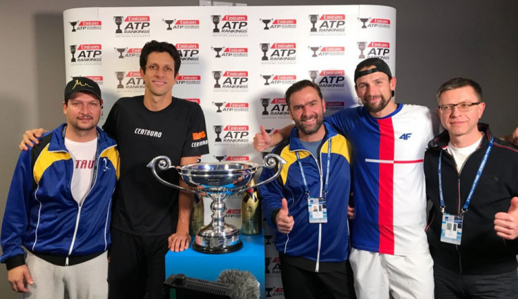 Jan Stočes (třetí zprava)