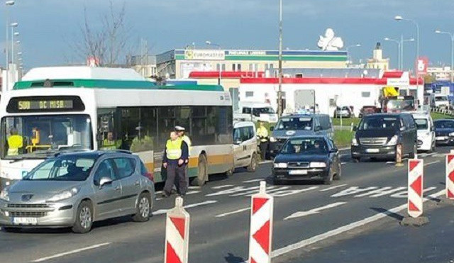 Policisté hledají řidiče nákladního automobilu, který naboural do městského autobusu.