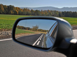 Rozbitou silnici kolem Obřího sudu v Lázních Libverda kraj příští rok opraví