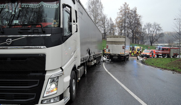  Srážka dvou nákladních automobilů zablokovala nájezd na průtah Libercem.