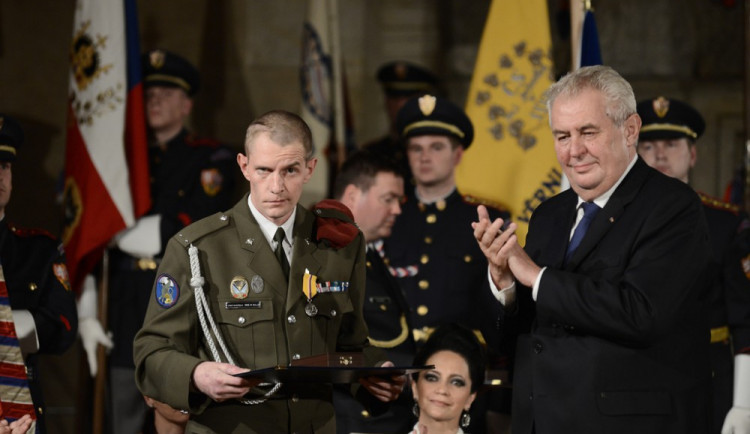 Prezident ČR Miloš Zeman mu stejně jako zesnulým vojákům udělil Medaili Za hrdinství.