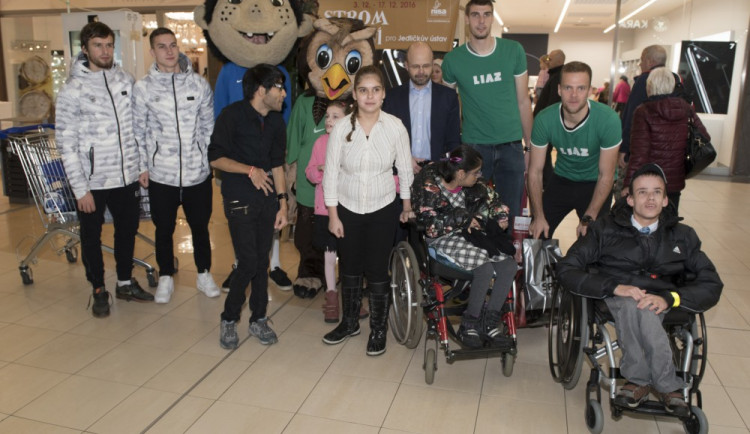 Strom splněných přání pro klienty Jedličkova ústavu Liberec.