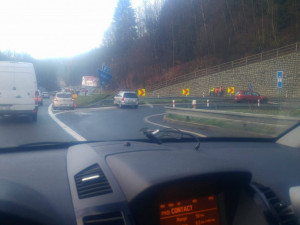 Silnice v Libereckém kraji jsou namrzlé, jednu policie uzavřela
