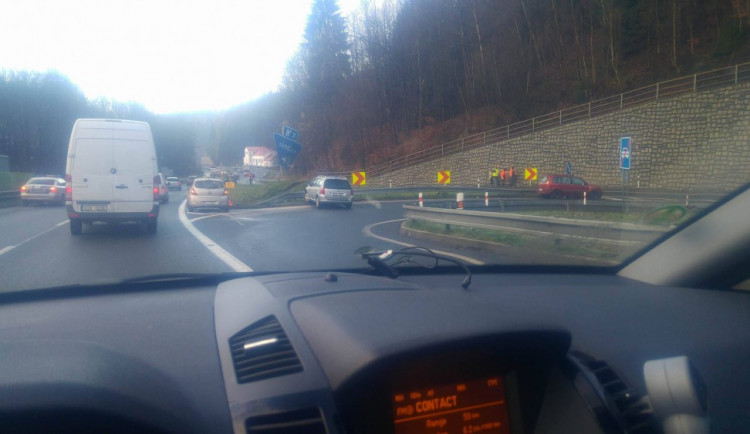 Nehoda ve směru na Hodkovice.