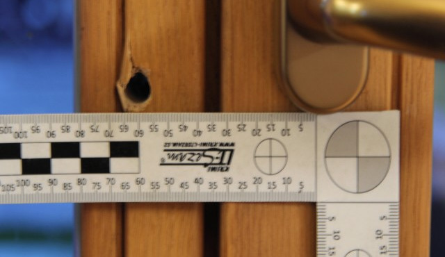 Po zloději zůstane jen taková díra v rámu dveří.