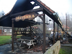 FOTO: Chata Dřevěnka ve Sloupu v Čechách lehla popelem