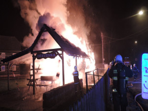 Chata Dřevěnka ve Sloupu v Čechách lehla popelem.