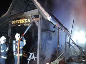 Chata Dřevěnka ve Sloupu v Čechách lehla popelem.