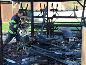 Chata Dřevěnka ve Sloupu v Čechách lehla popelem.