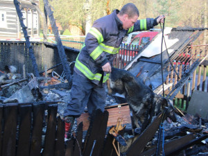 Chata Dřevěnka ve Sloupu v Čechách lehla popelem.