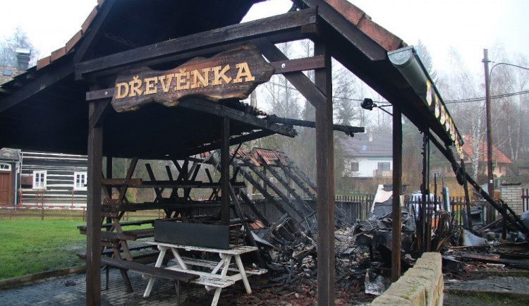 Chata Dřevěnka ve Sloupu v Čechách lehla popelem.